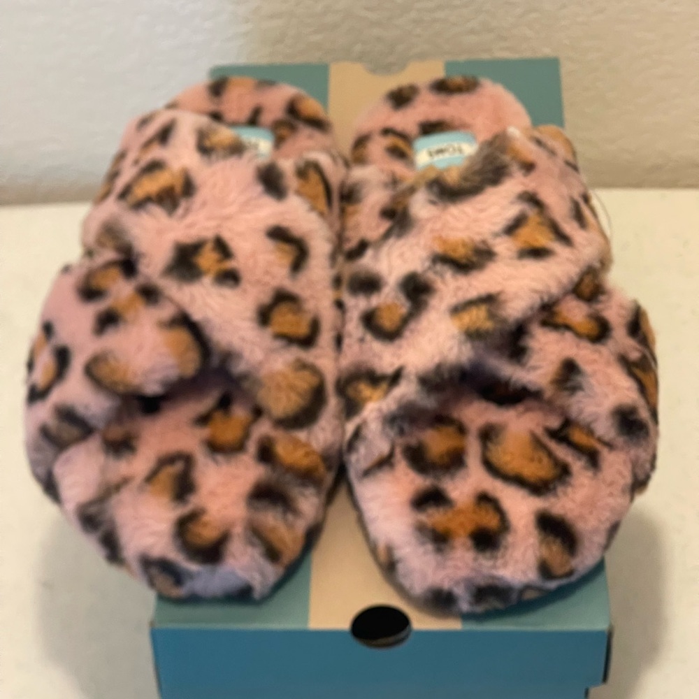 TOMS Pink Spanish Villa Cheetah Print Faux Fur Slippers - Picture 4 of 16